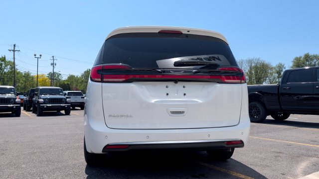 New 2027 Chrysler Pacifica Select FWD image 6