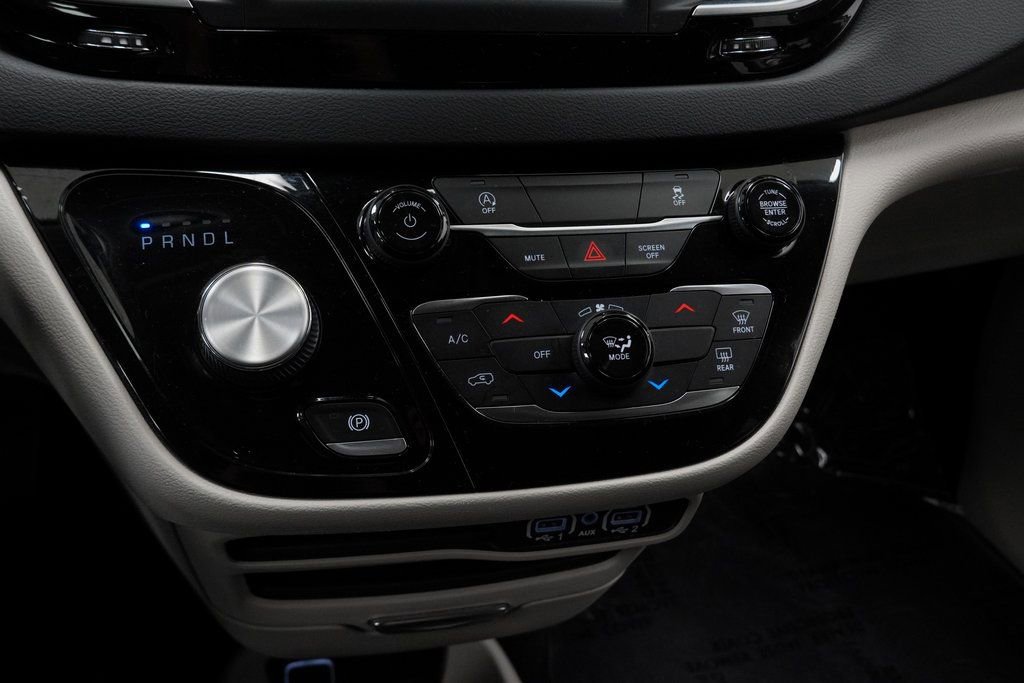 Used 2023 Chrysler Voyager LX image 30