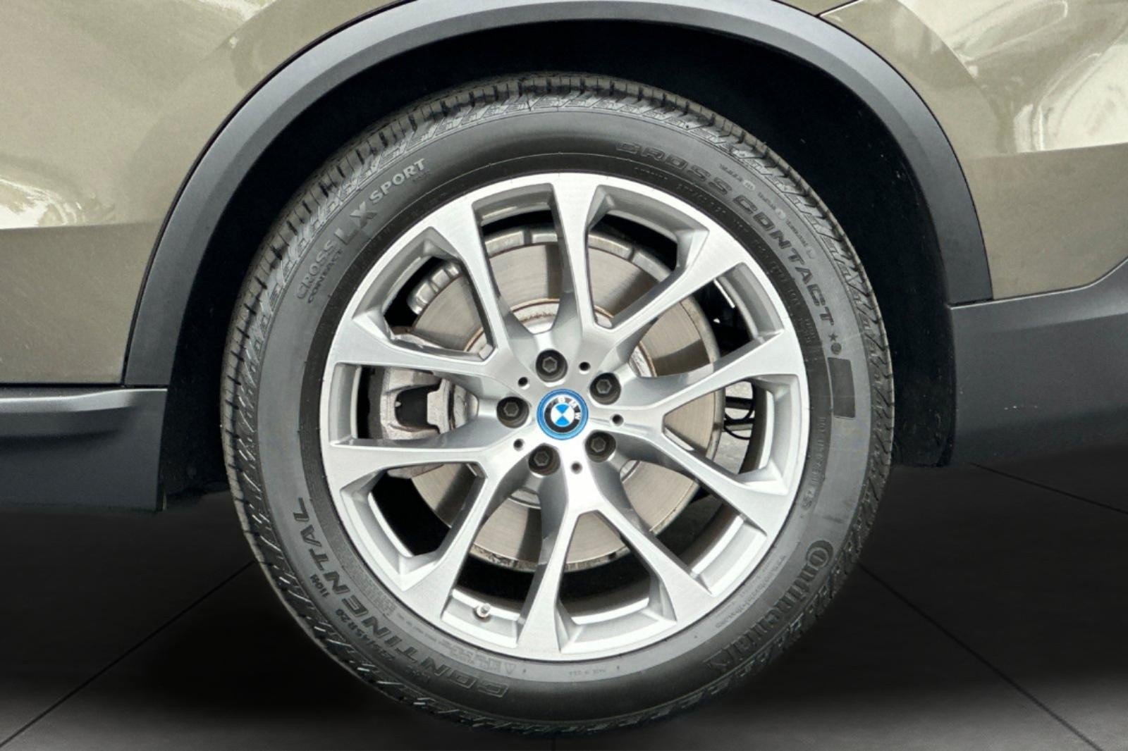 Used 2024 BMW X5 xDrive50e w/ Parking Assistance Package AWD/4WD image 26