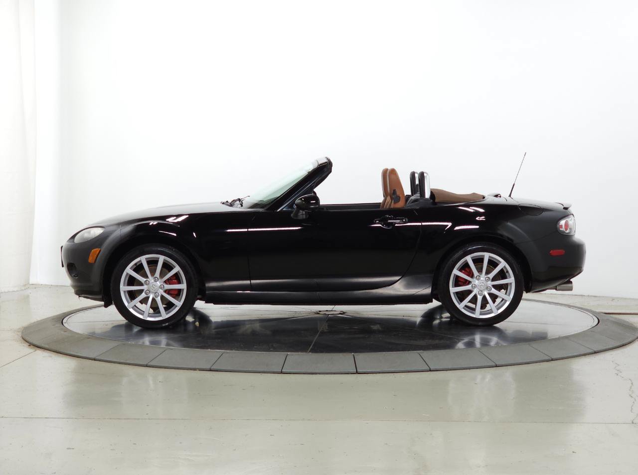 Used 2006 MAZDA MX-5 Miata Grand Touring w/ Premium Pkg RWD image 3