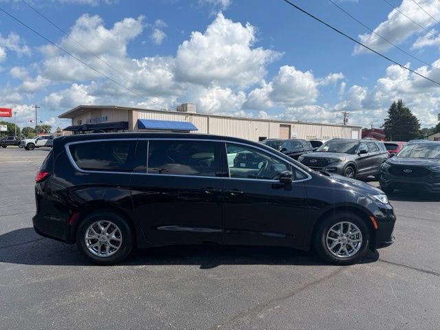 Used 2024 Chrysler Pacifica Touring-L FWD image 5