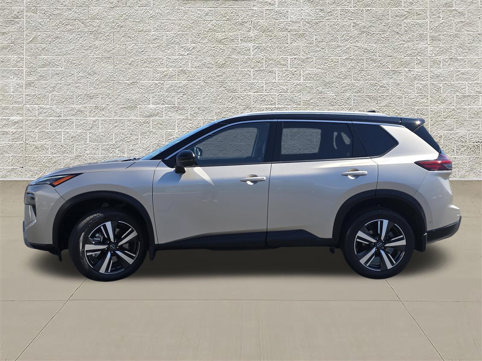 Used 2025 Nissan Rogue SL w/ Tech Package AWD/4WD image 4