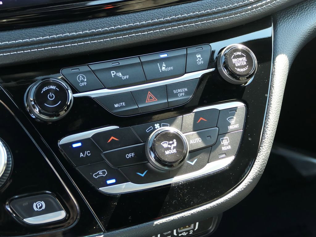 Used 2024 Chrysler Pacifica Touring image 21