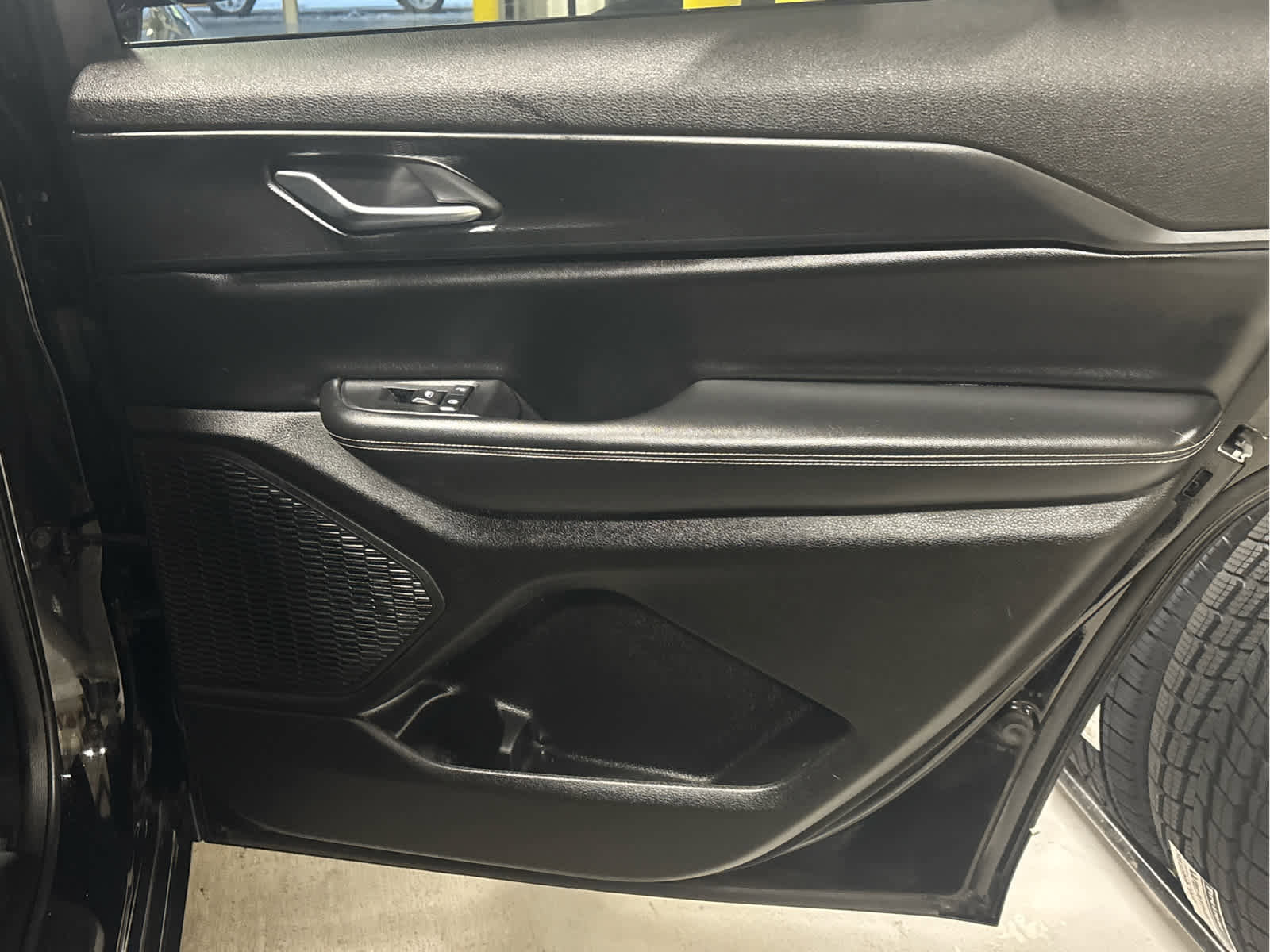 Used 2023 Jeep Grand Cherokee L Laredo image 29