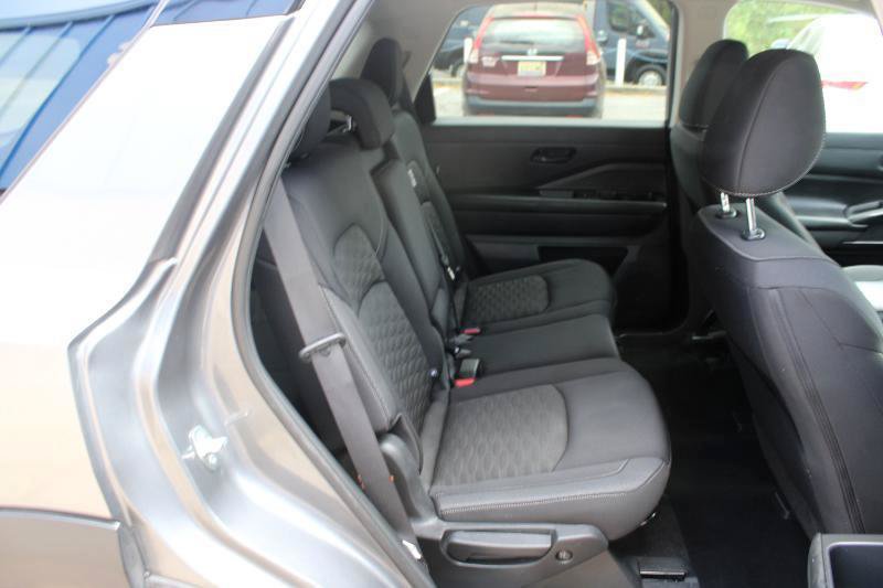 Used 2023 Nissan Pathfinder SV FWD image 11