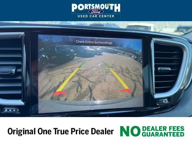 Used 2023 Chrysler Pacifica Touring-L image 10