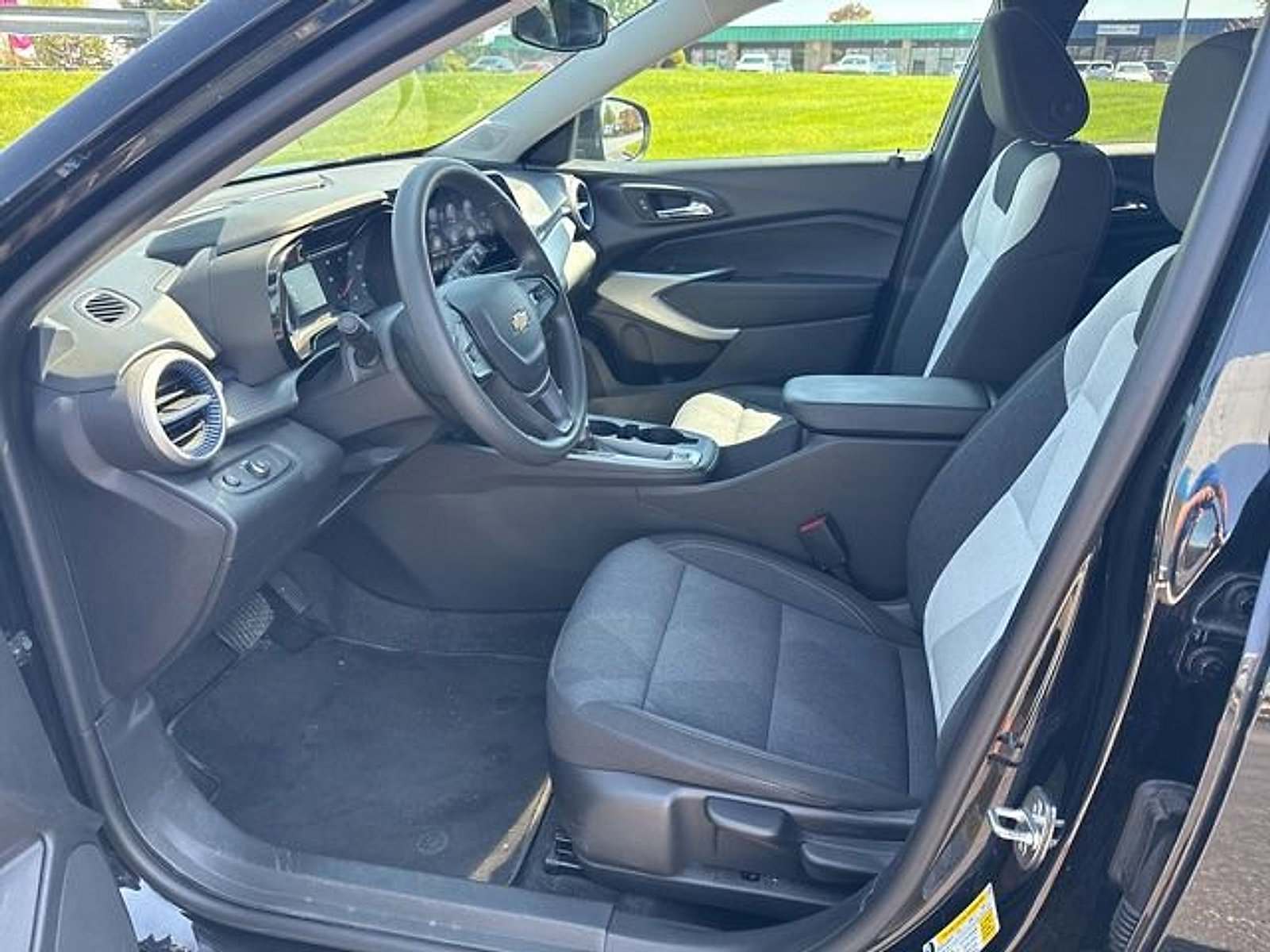 Used 2024 Chevrolet Trax LS w/ LS Convenience Package FWD image 19