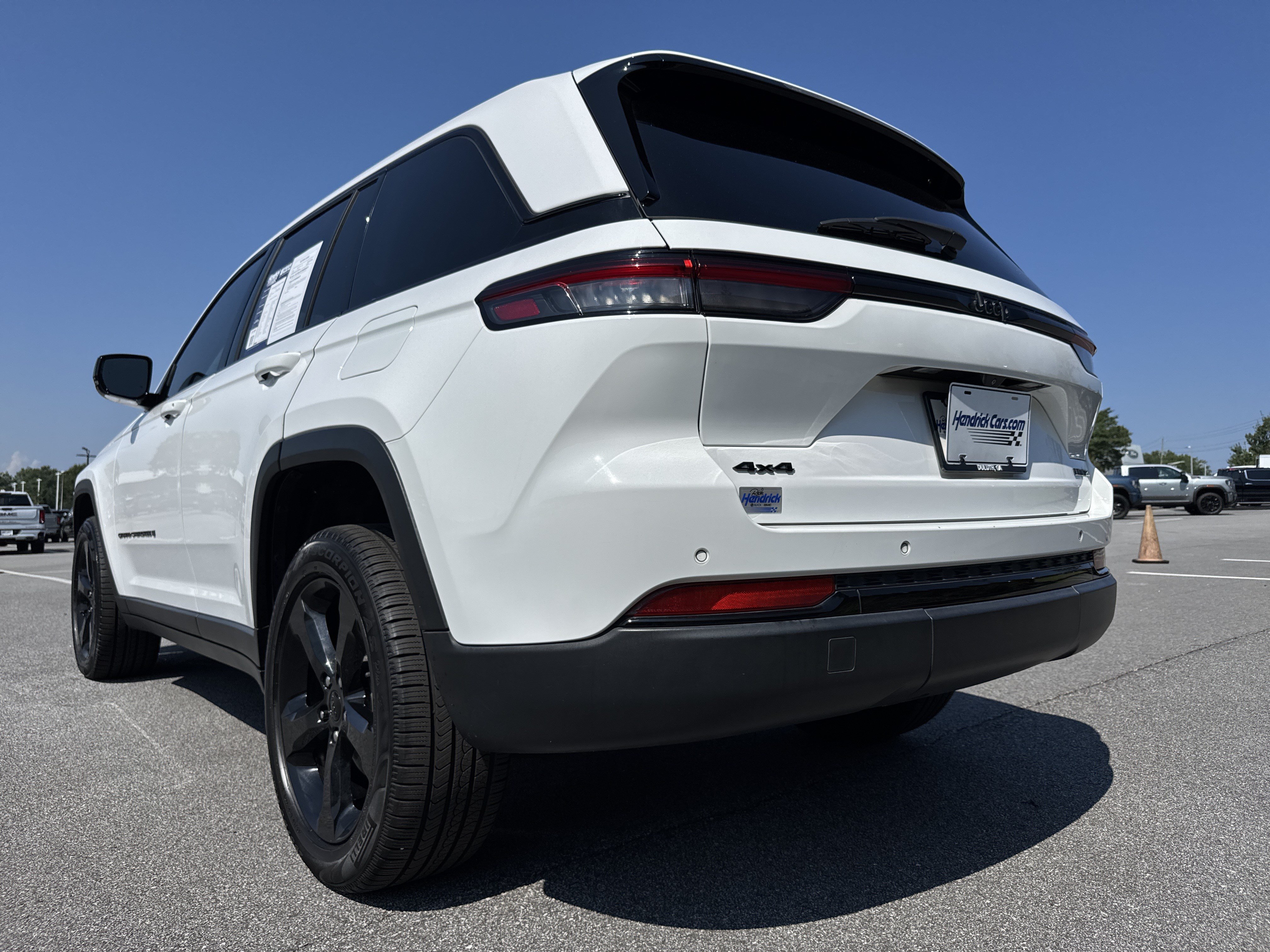 Used 2023 Jeep Grand Cherokee Limited w/ Black Appearance Package AWD/4WD image 8