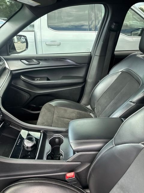 Used 2024 Jeep Grand Cherokee Altitude AWD/4WD image 5