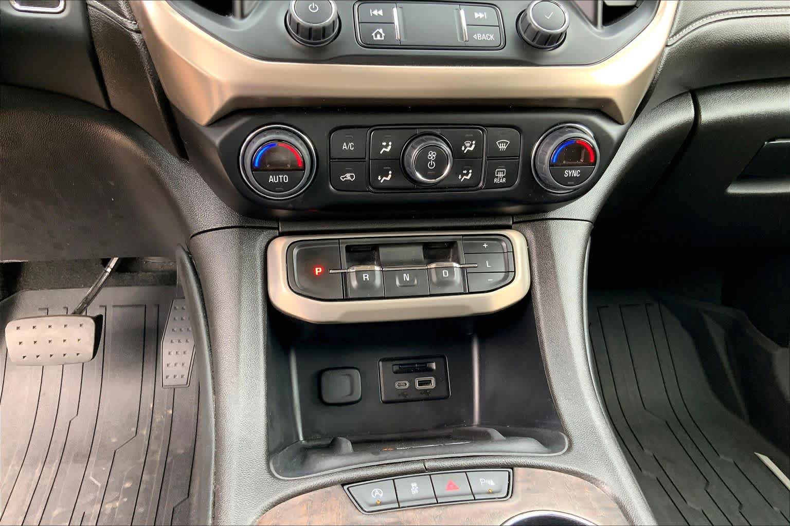 Used 2022 GMC Acadia Denali w/ Denali Technology Package FWD image 29
