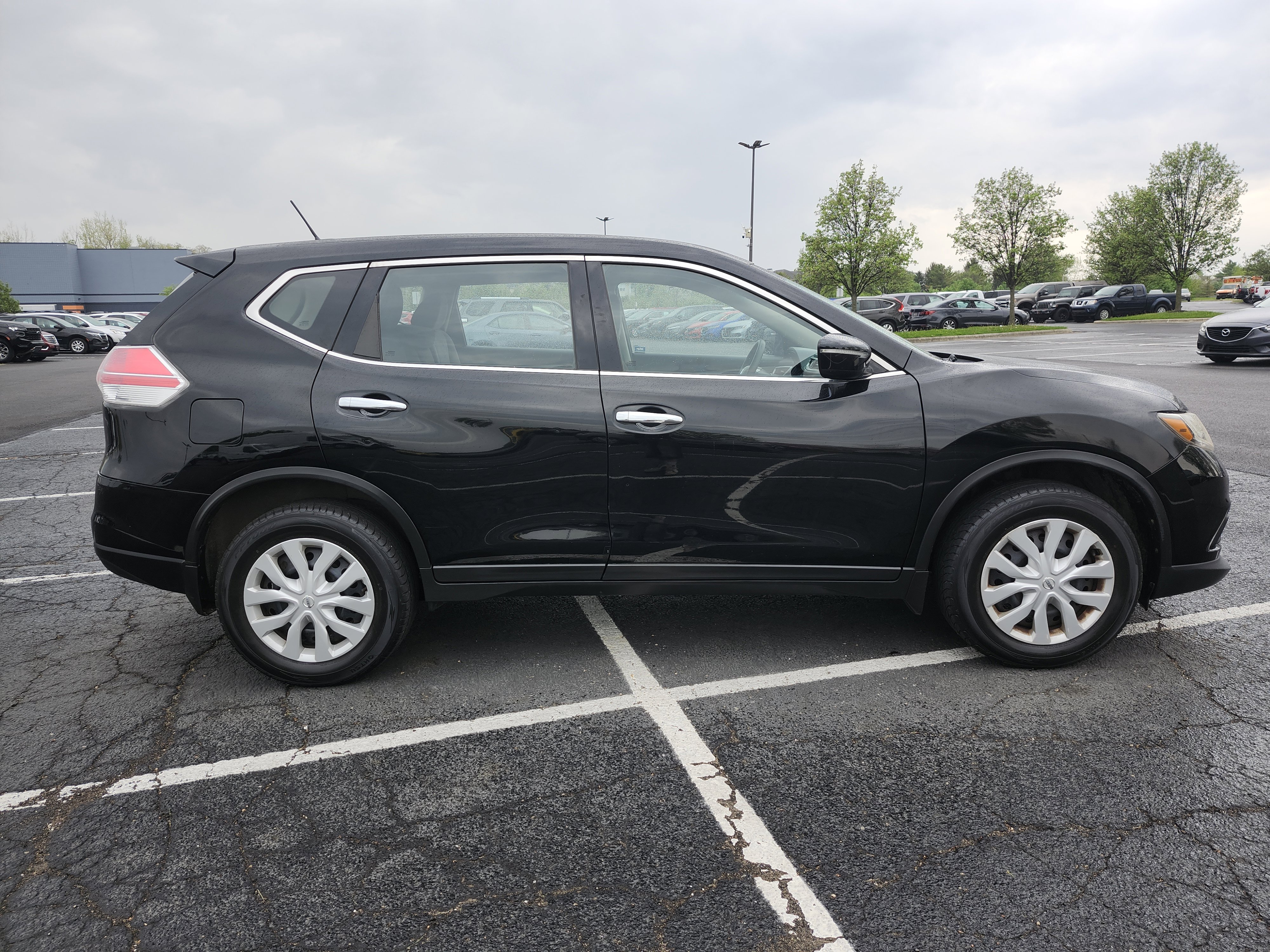 Used 2015 Nissan Rogue S AWD/4WD image 16