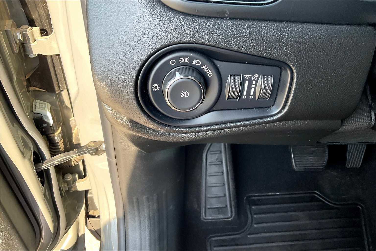 Certified 2022 Jeep Renegade Altitude image 31