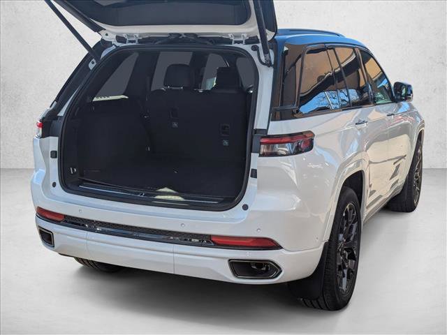 New 2025 Jeep Grand Cherokee Summit image 2