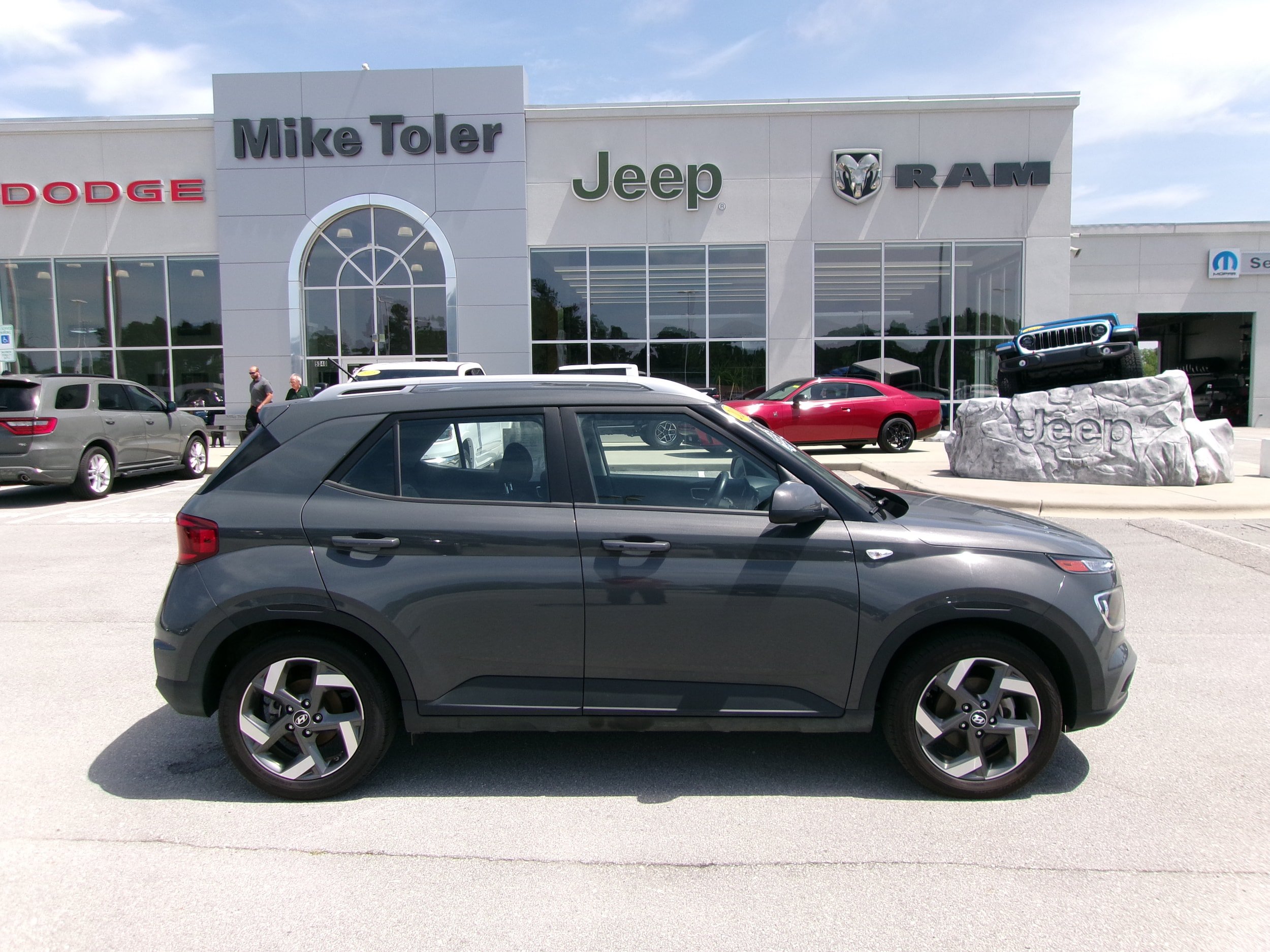 Used 2024 Hyundai Venue SEL FWD image 5