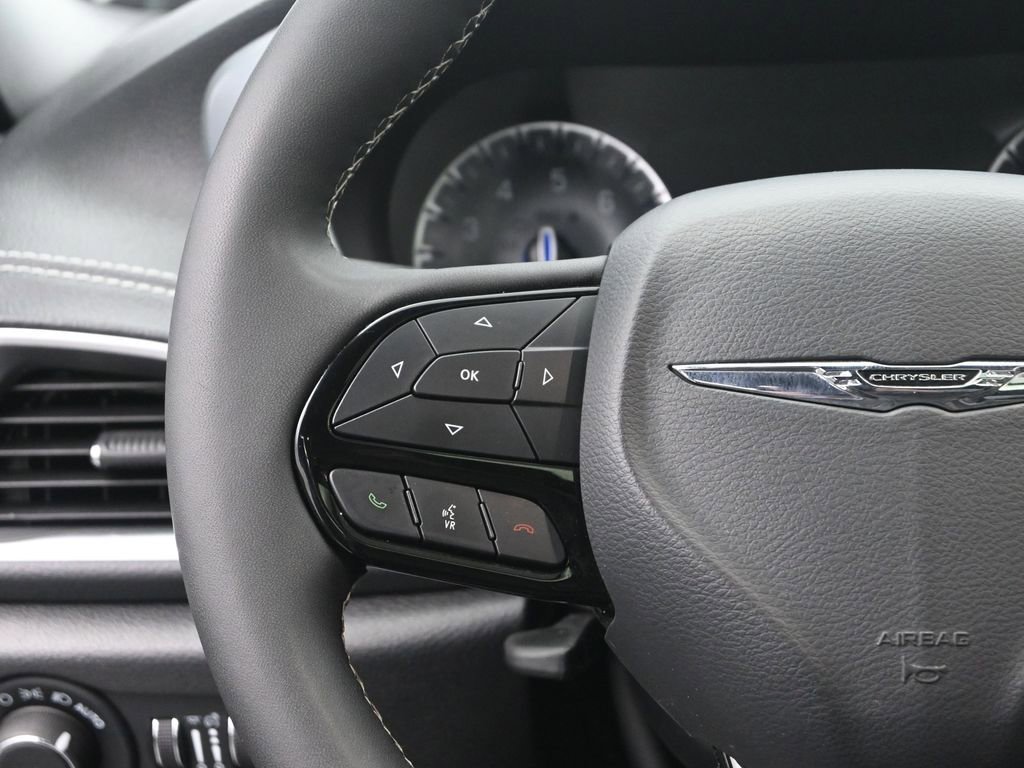 Used 2025 Chrysler Pacifica Limited image 28