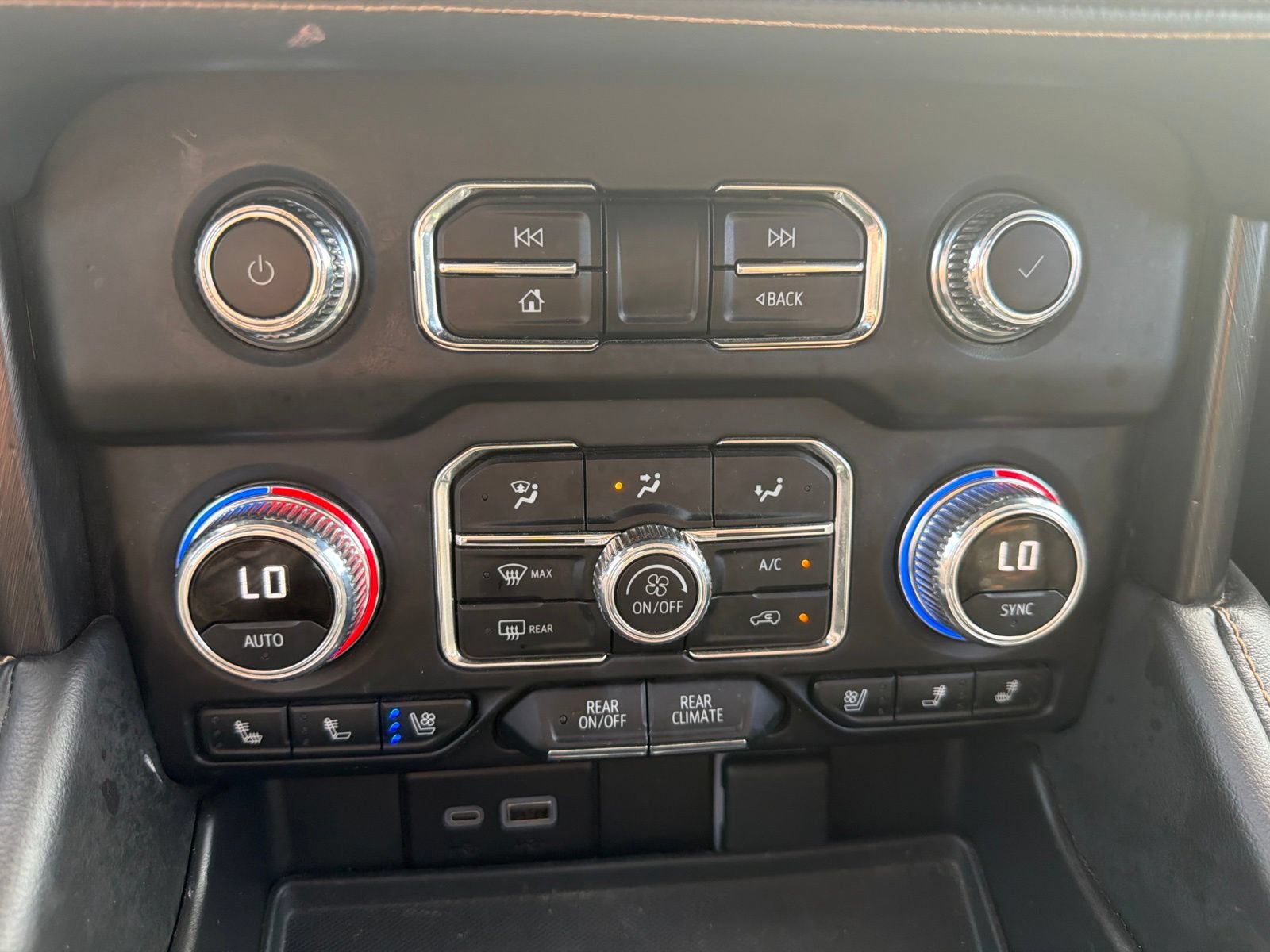 Used 2024 GMC Yukon XL AT4 w/ Technology Package AWD/4WD image 32