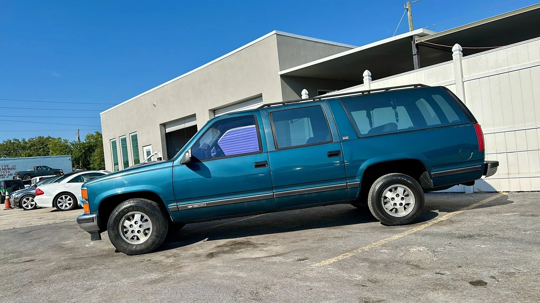 Used 1994 Chevrolet Suburban 2WD image 2
