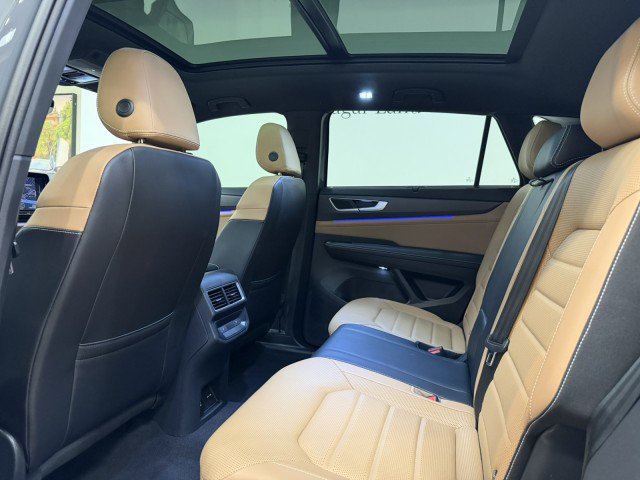 Used 2024 Volkswagen Atlas Cross Sport SEL R-Line image 17