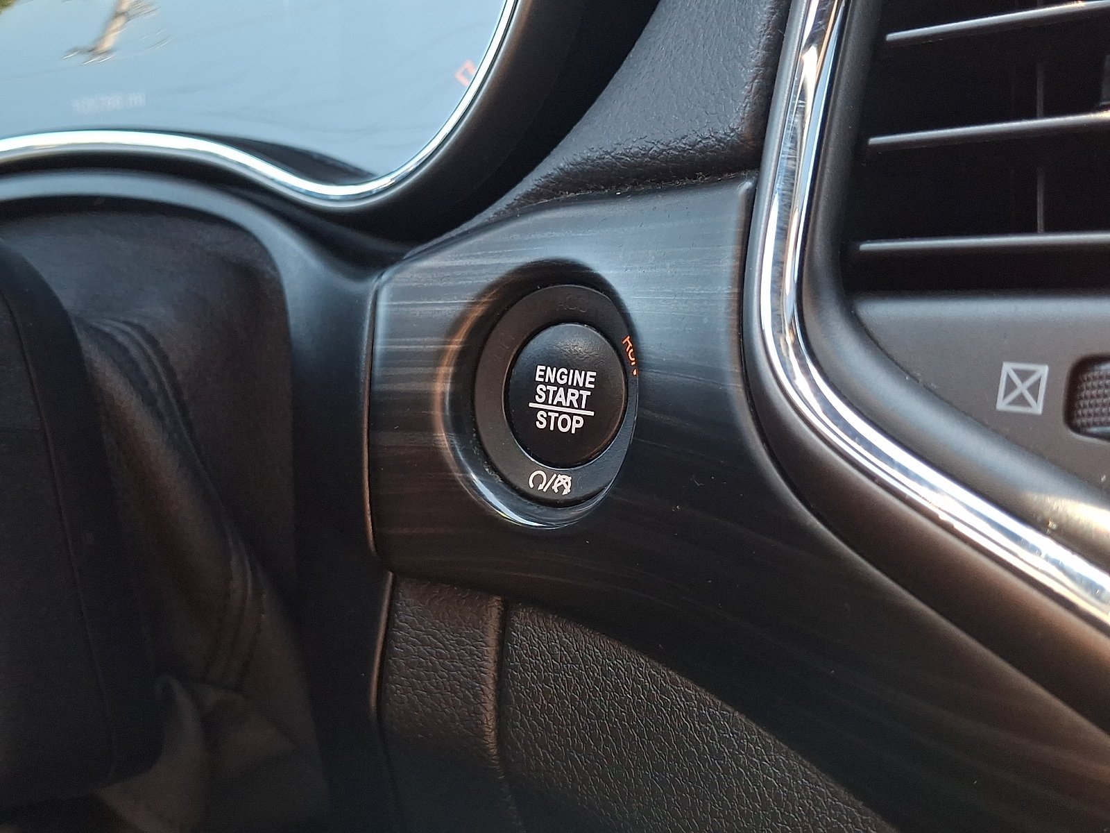 Used 2019 Jeep Grand Cherokee Laredo AWD/4WD image 26