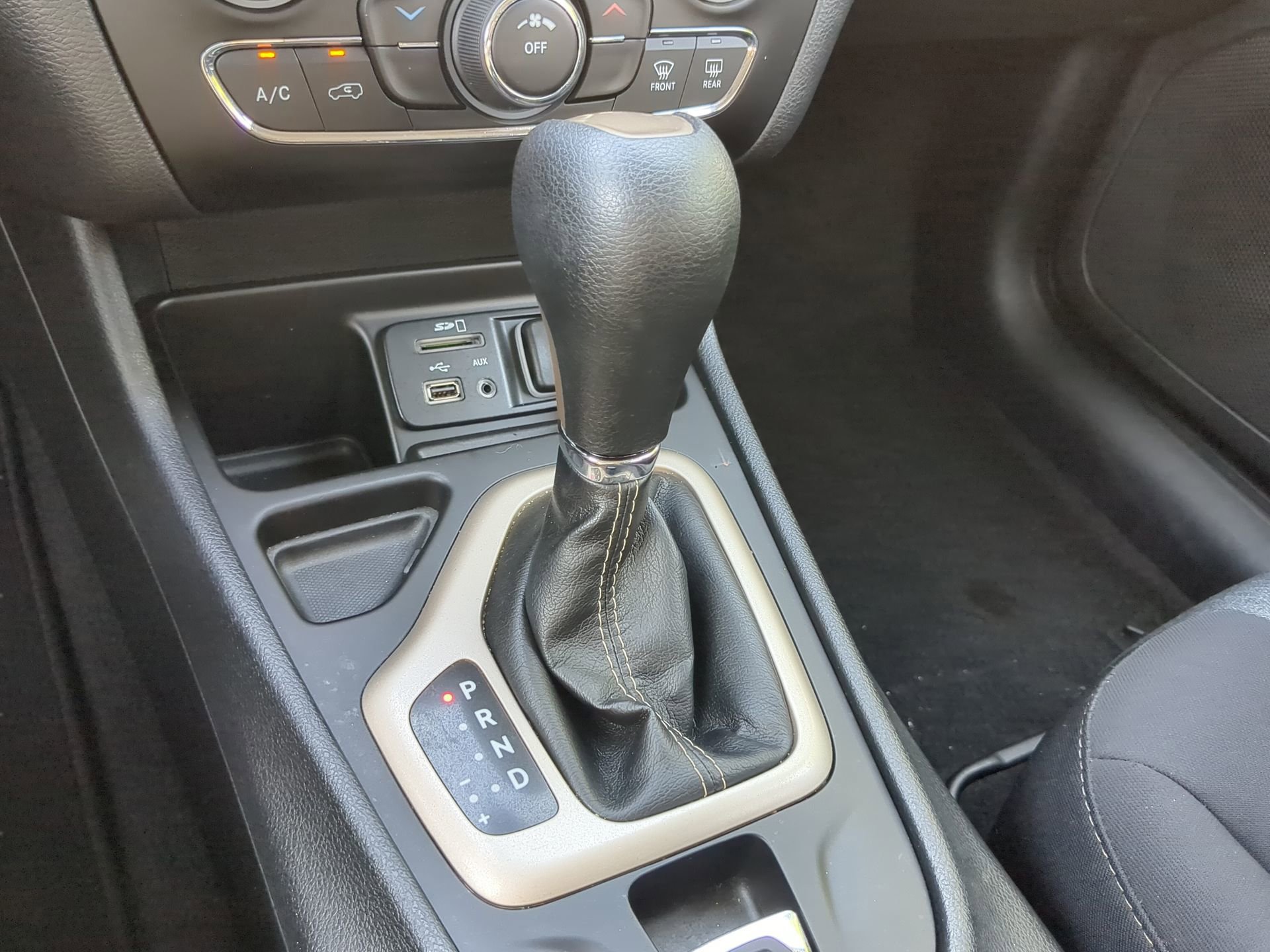 Used 2018 Jeep Cherokee Latitude w/ Safety Group FWD image 60