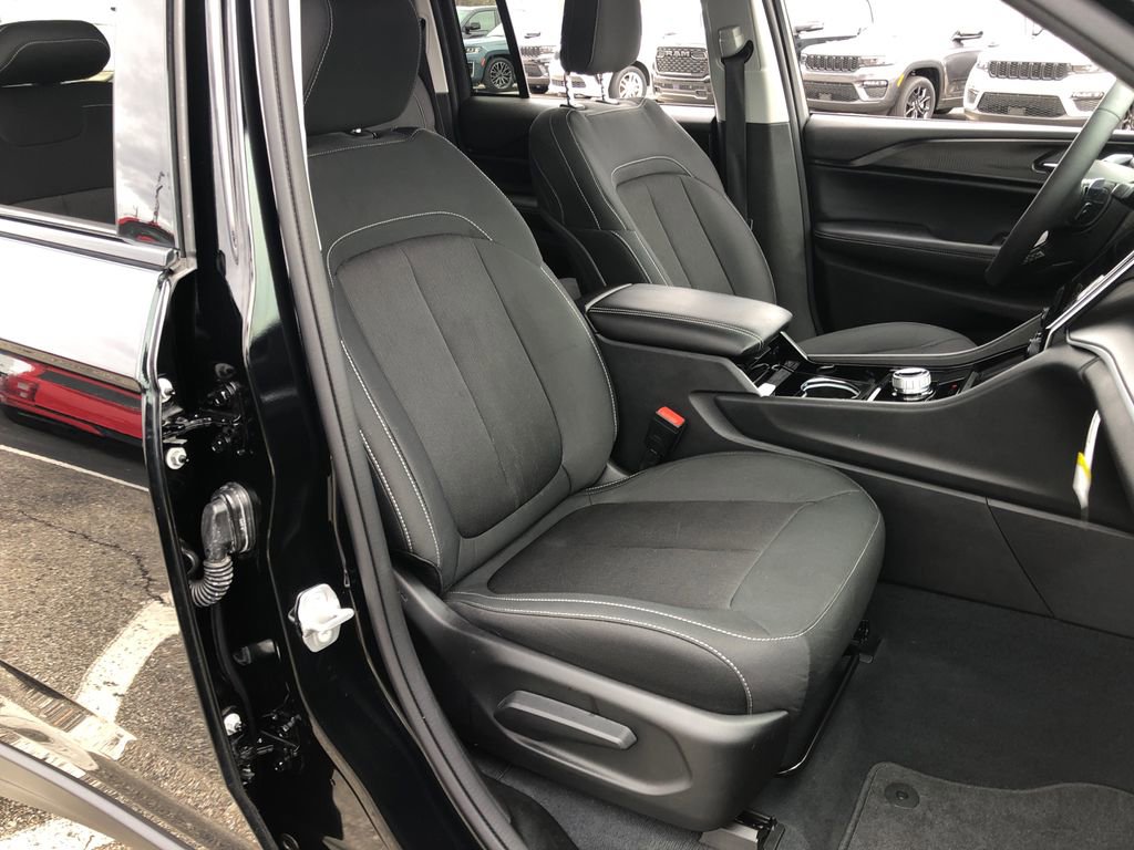 Used 2023 Jeep Grand Cherokee Laredo image 23