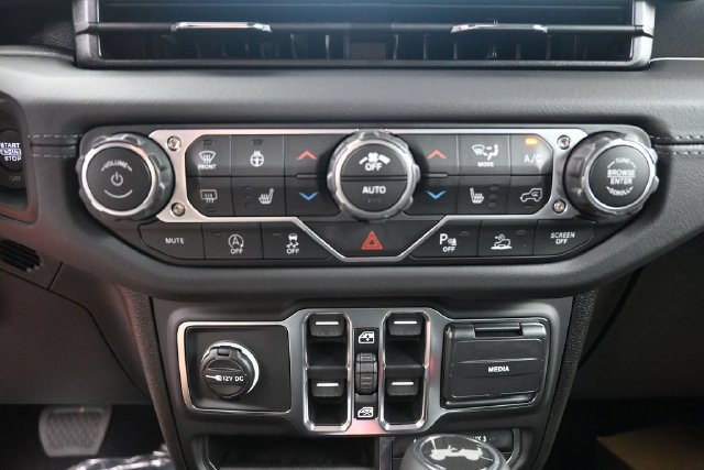 New 2026 Jeep Wrangler Unlimited Sahara AWD/4WD image 25