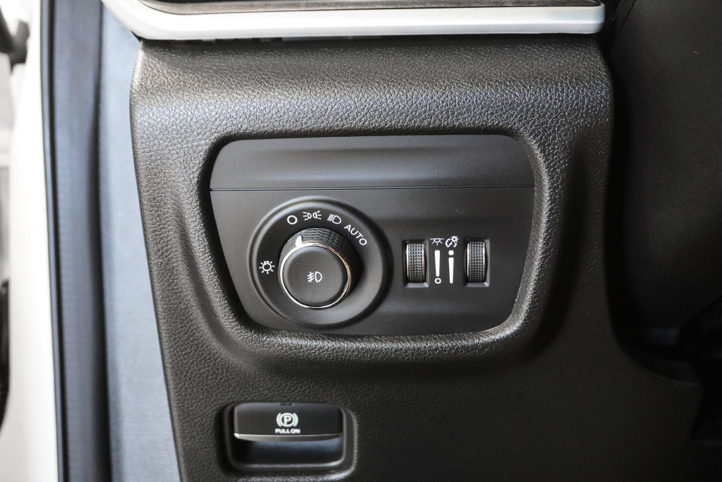 Used 2025 Jeep Grand Cherokee Limited w/ MOPAR Finishing Package AWD/4WD image 15