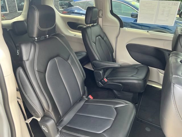 Used 2023 Chrysler Pacifica Touring-L AWD/4WD image 15