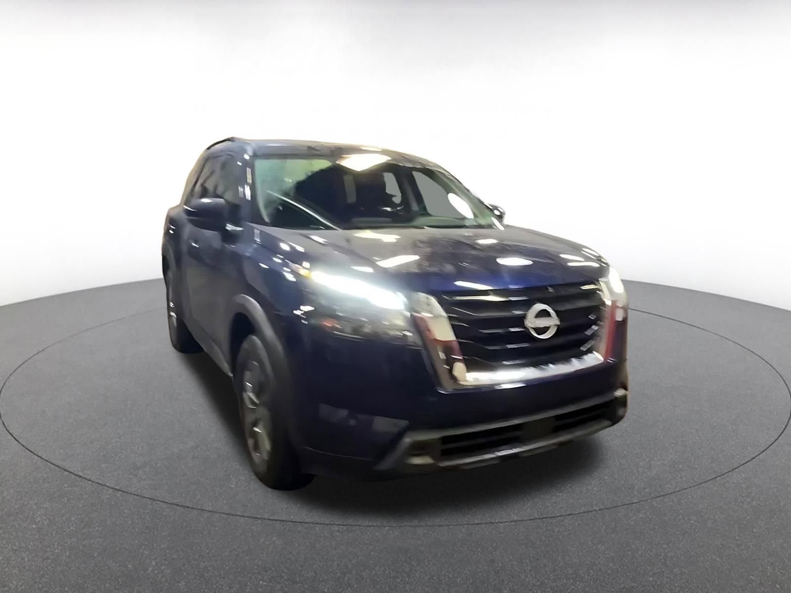 Used 2025 Nissan Pathfinder SV image 3