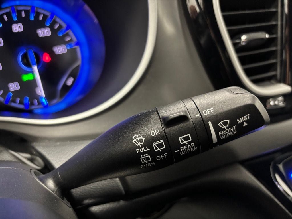 Used 2025 Chrysler Pacifica Select FWD image 21