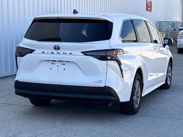Used 2024 Toyota Sienna LE image 4