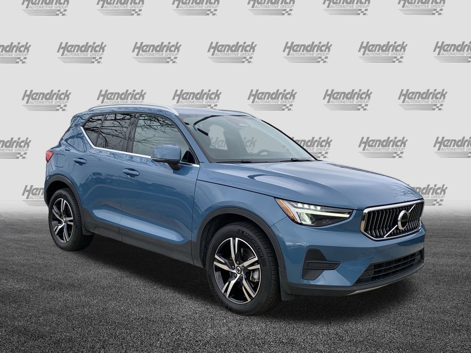 Used 2025 Volvo XC40 B5 Core image 2