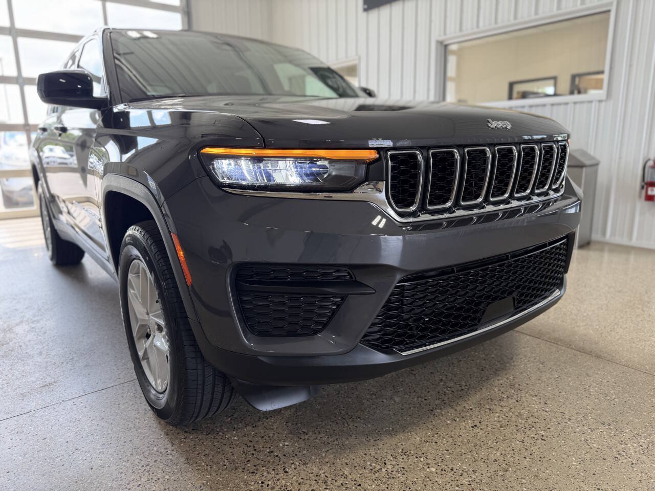 Used 2023 Jeep Grand Cherokee Laredo w/ Luxury Tech Group I AWD/4WD image 31