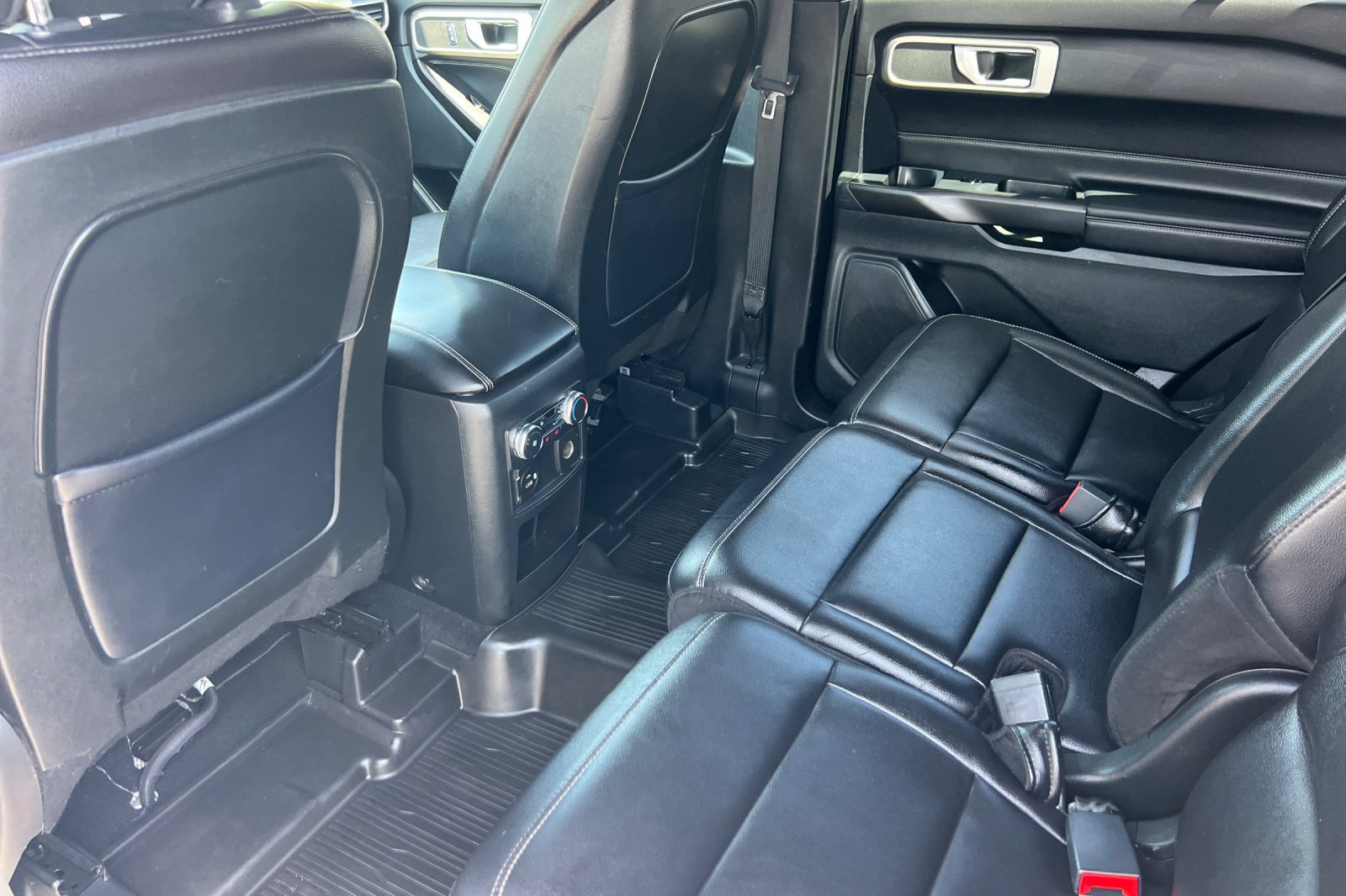 Used 2020 Ford Explorer XLT w/ Equipment Group 202A AWD/4WD image 12
