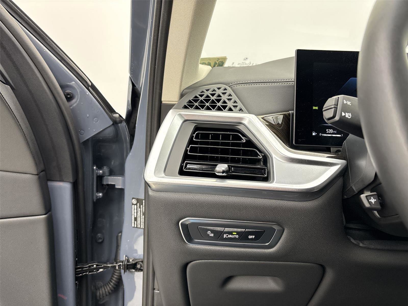 Used 2025 BMW X7 xDrive40i w/ Climate Comfort Package image 31