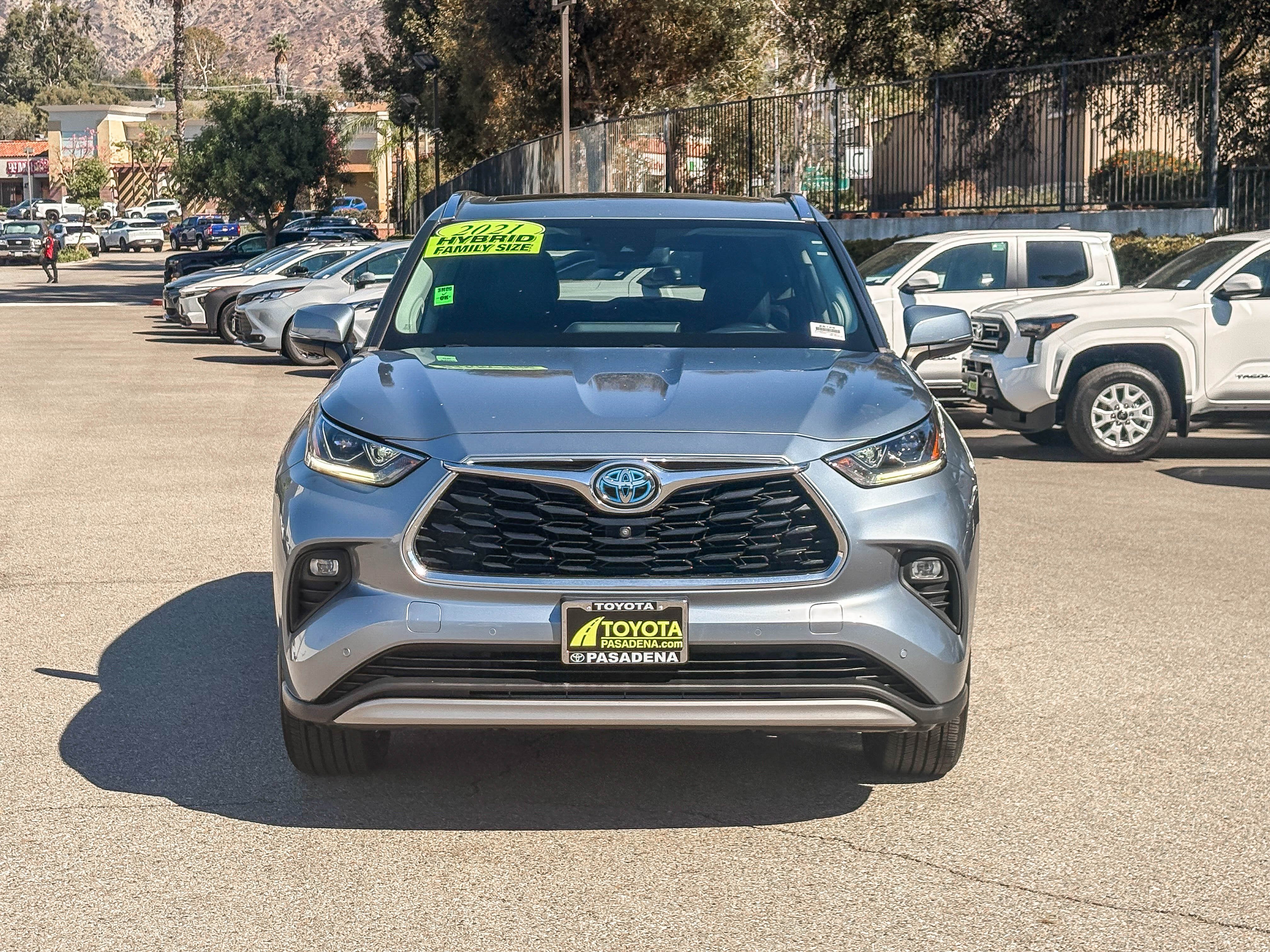 Used 2021 Toyota Highlander Platinum AWD/4WD image 2