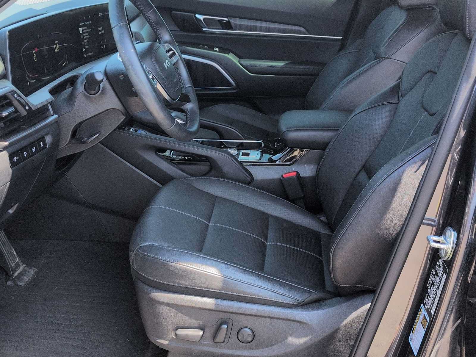 Used 2025 Kia Telluride EX w/ EX Captain's Chair Package AWD/4WD image 17
