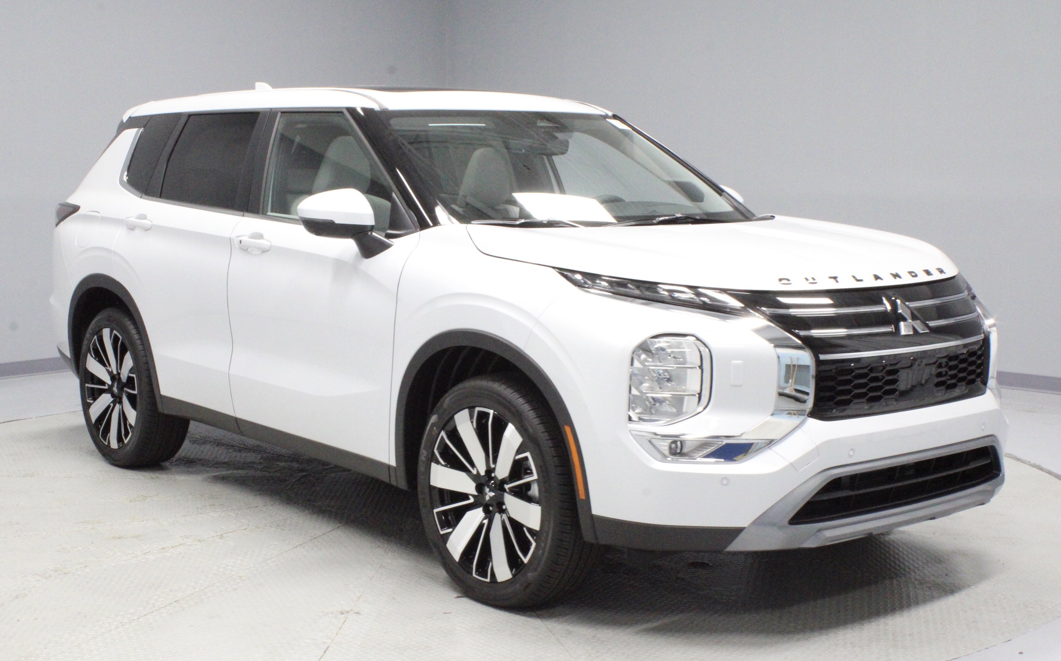 New 2025 Mitsubishi Outlander SE image 2