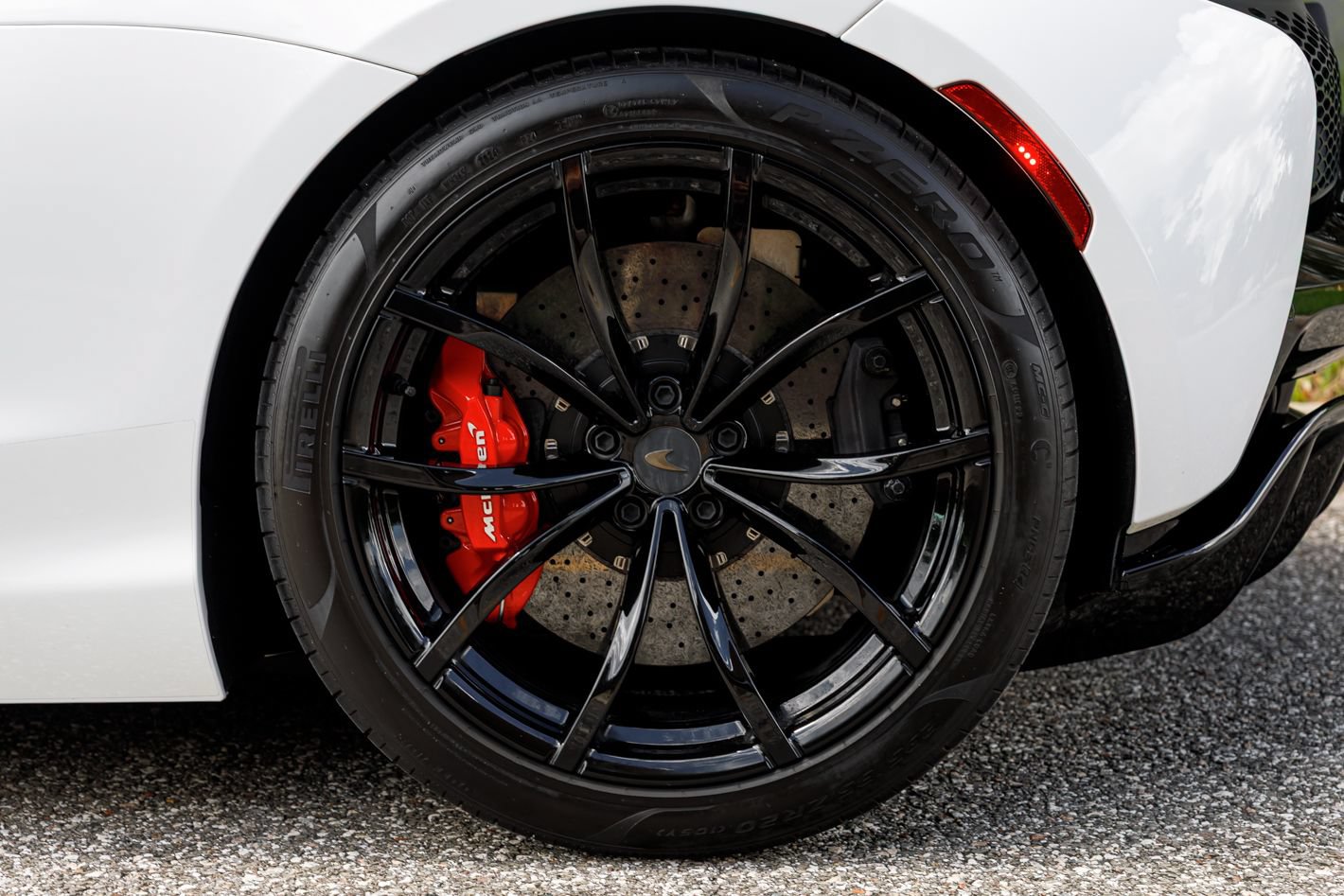 Used 2025 McLaren Artura Spider RWD image 31