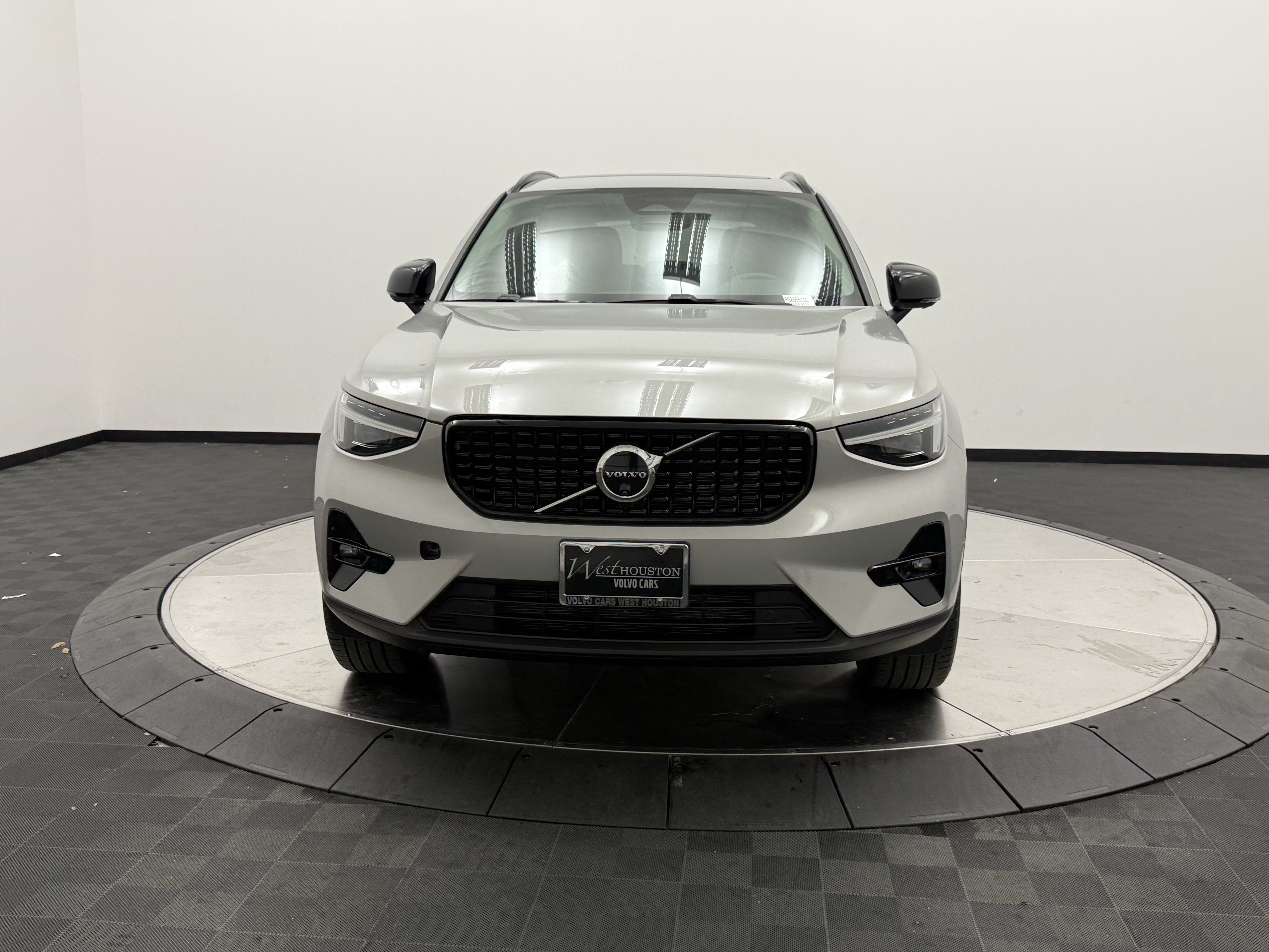 Certified 2025 Volvo XC40 B5 Ultra AWD/4WD image 2
