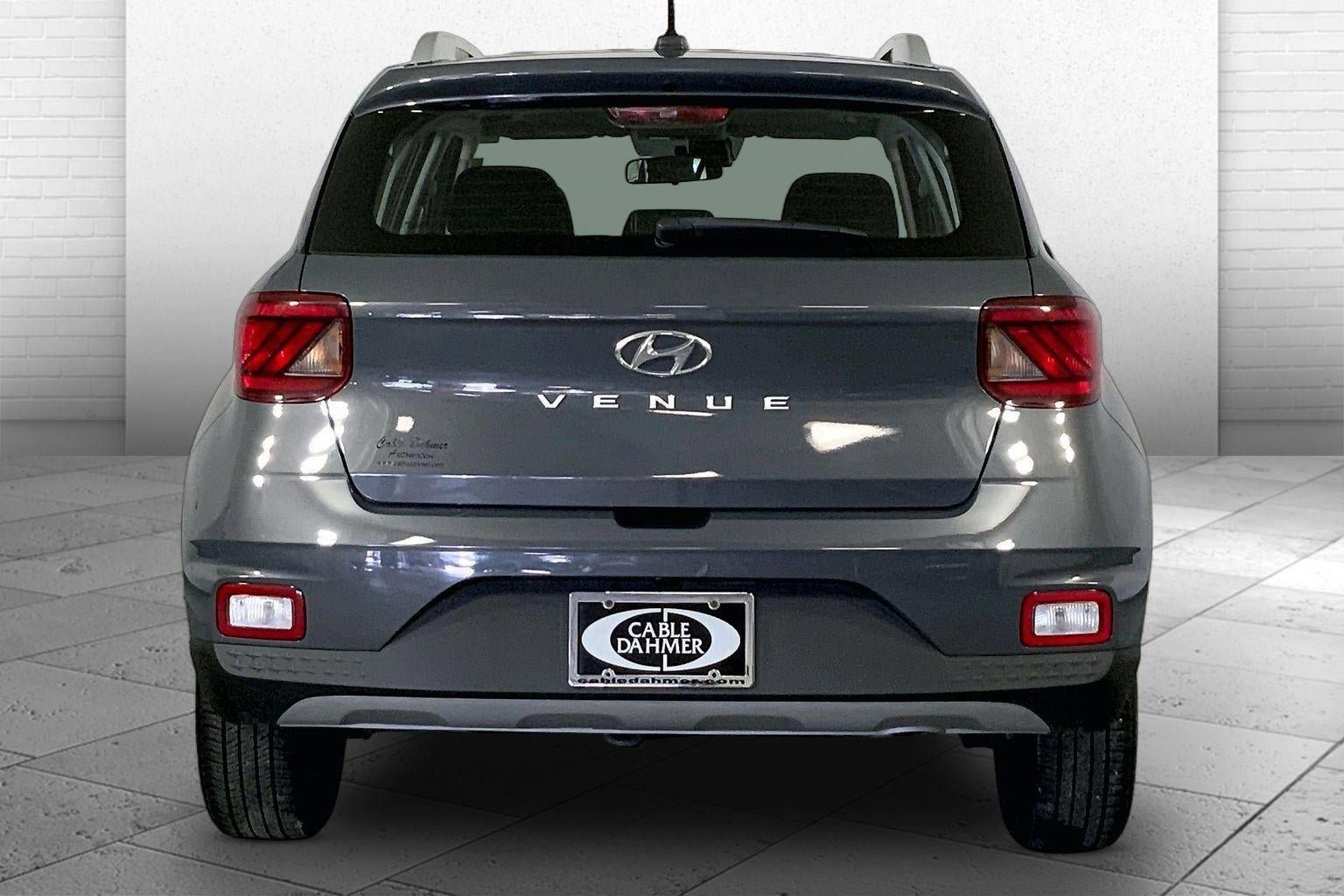 Used 2025 Hyundai Venue SEL FWD image 3