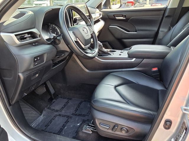 Used 2023 Toyota Highlander XLE FWD image 19