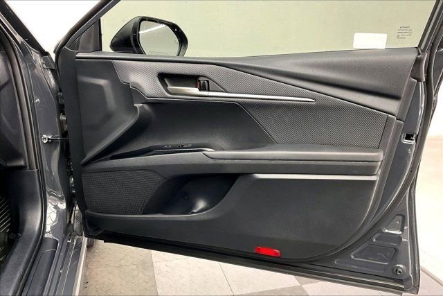 Used 2025 Toyota Camry SE w/ Convenience Package image 26
