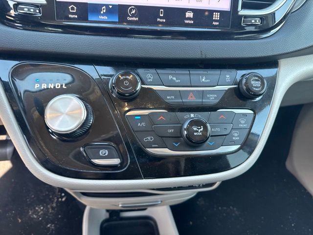 Used 2024 Chrysler Pacifica Touring-L FWD image 13