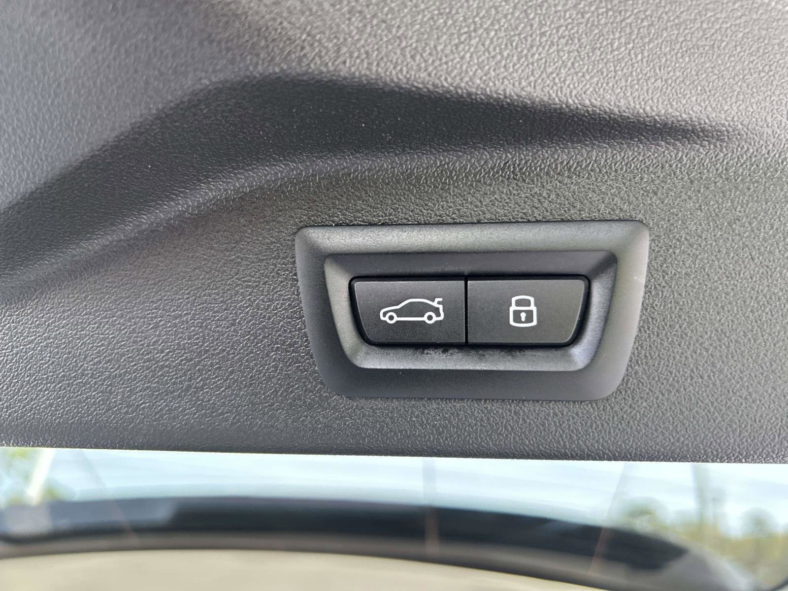 Used 2024 BMW X7 xDrive40i w/ Premium Package image 18