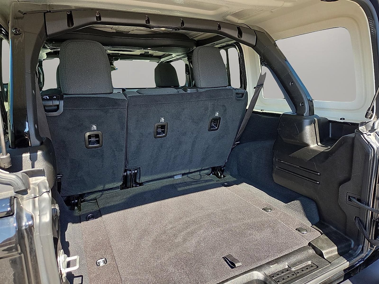 Used 2025 Jeep Wrangler Unlimited Sahara AWD/4WD image 9