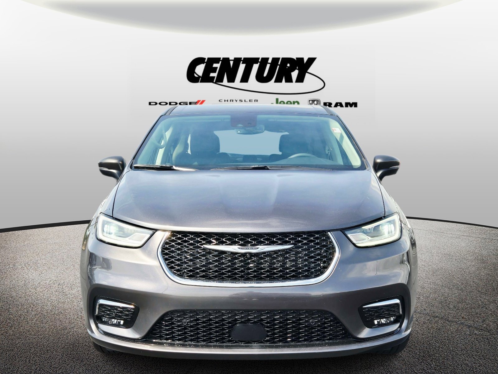 Used 2023 Chrysler Pacifica Touring-L w/ Uconnect Theater Family Group AWD/4WD image 9