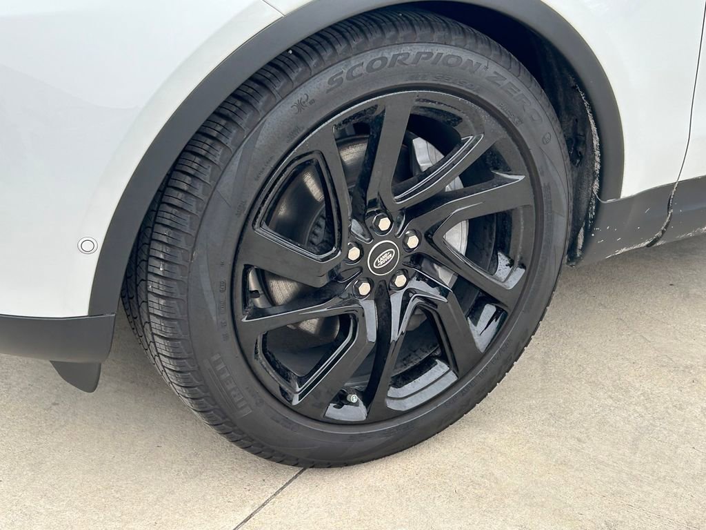 Used 2025 Land Rover Discovery S image 9