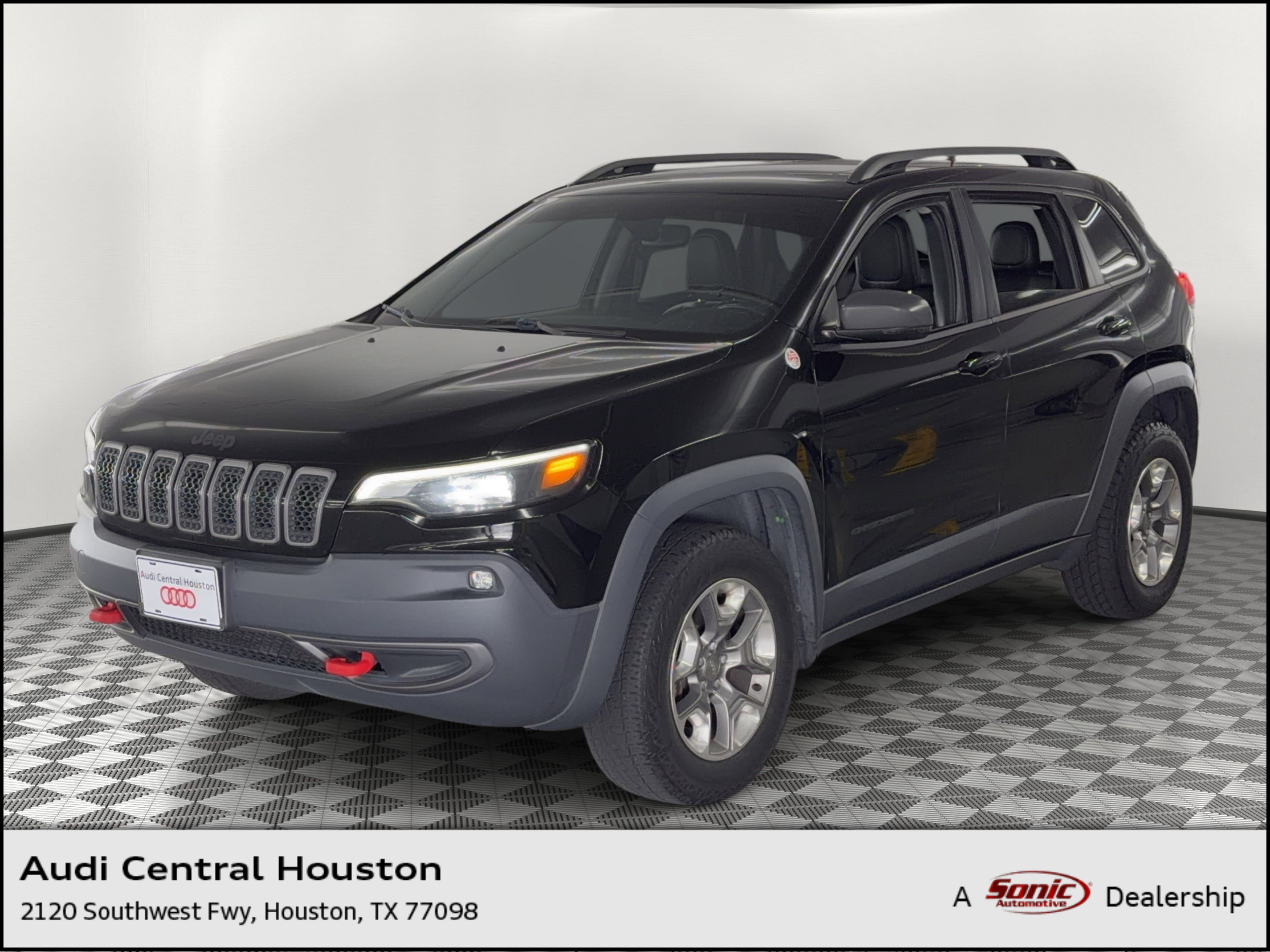 Used 2019 Jeep Cherokee Trailhawk w/ Comfort/Convenience Group AWD/4WD image 1