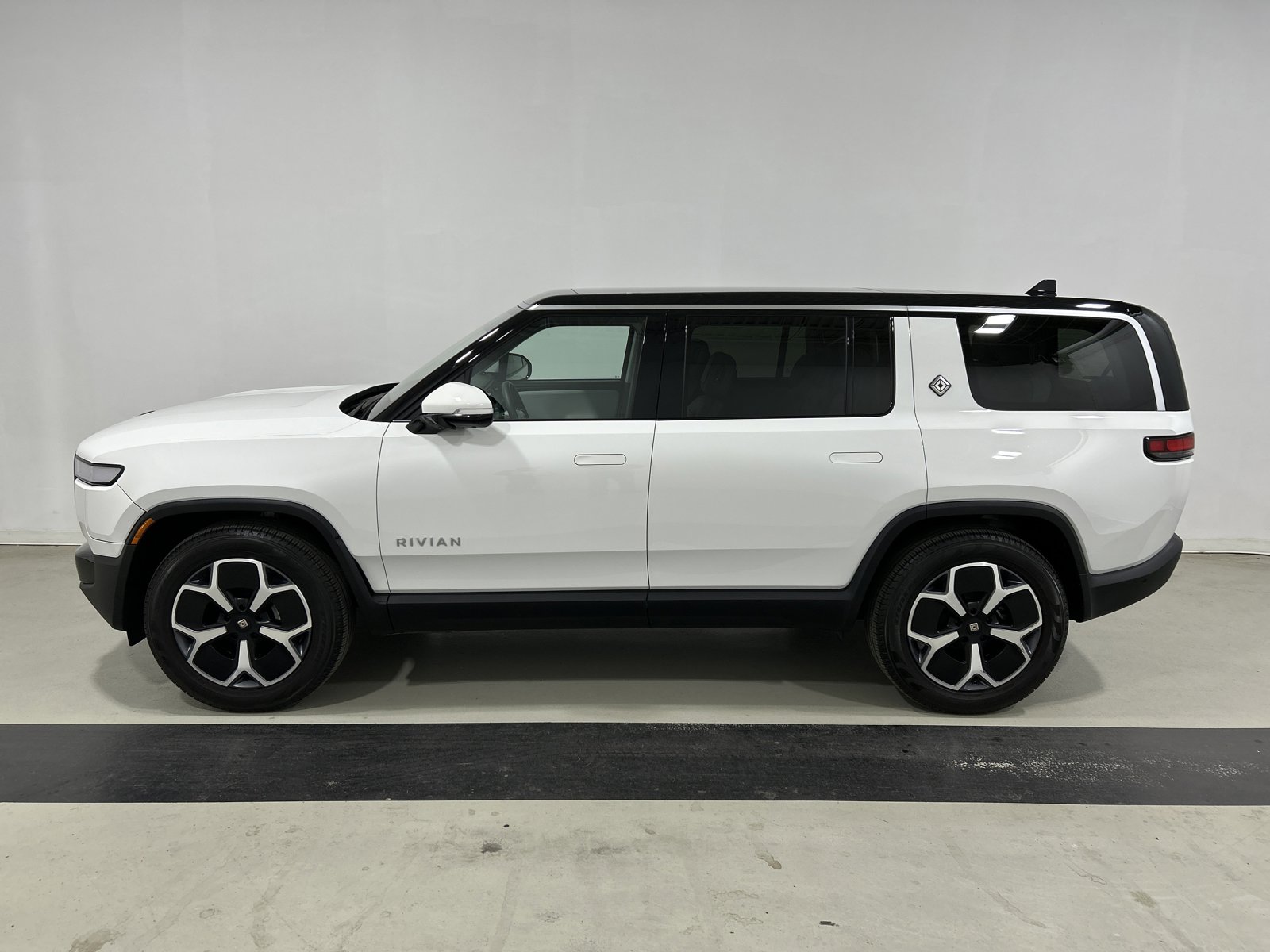 Used 2024 Rivian R1S Adventure AWD/4WD image 2